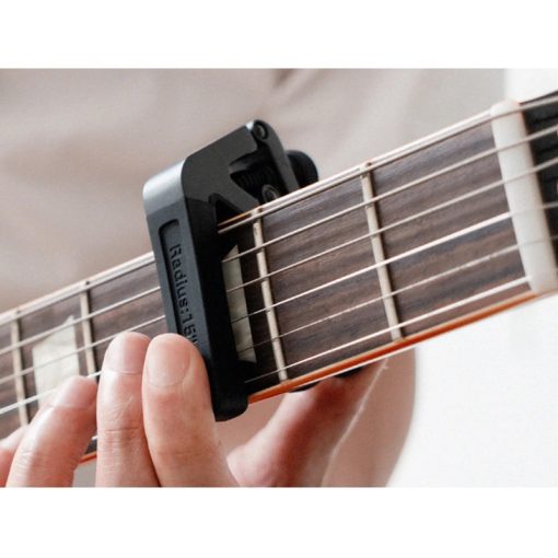 GALUX Capodastre à changement rapide pour guitare acoustique Construction en acier inoxydable Largeur réglable Coussinets en caoutchouc Motifs cool Argenté