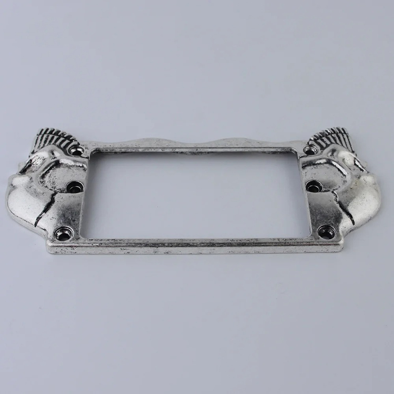 Cadre de Micro Guitare Crâne Métallique Sculpté “Skull Frame” Couleur Argent