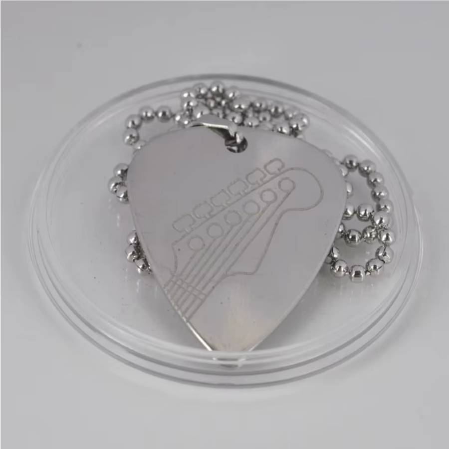 Collier Médiator Rock Tête de Guitare Gravée en Acier Inoxydable