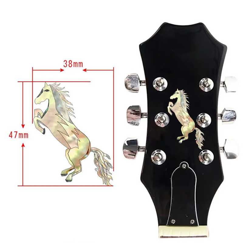 Dimensions Autocollant de Tête de Guitare Cheval Sauvage - Motif Nacré 38×47 mm