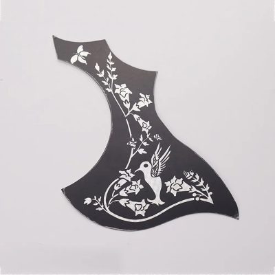 Pickguard « Vol du Colibri Doré » – Protection Décorative pour Guitare Acoustique Couleur Blanc
