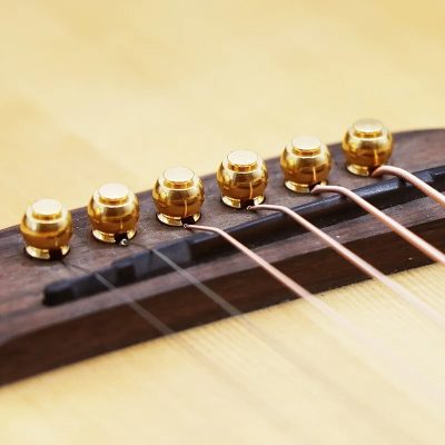 Vue de Face Chevilles de Chevalet en Laiton Massif pour Guitare Acoustique - Set de 6 Pièces Haute Résonance