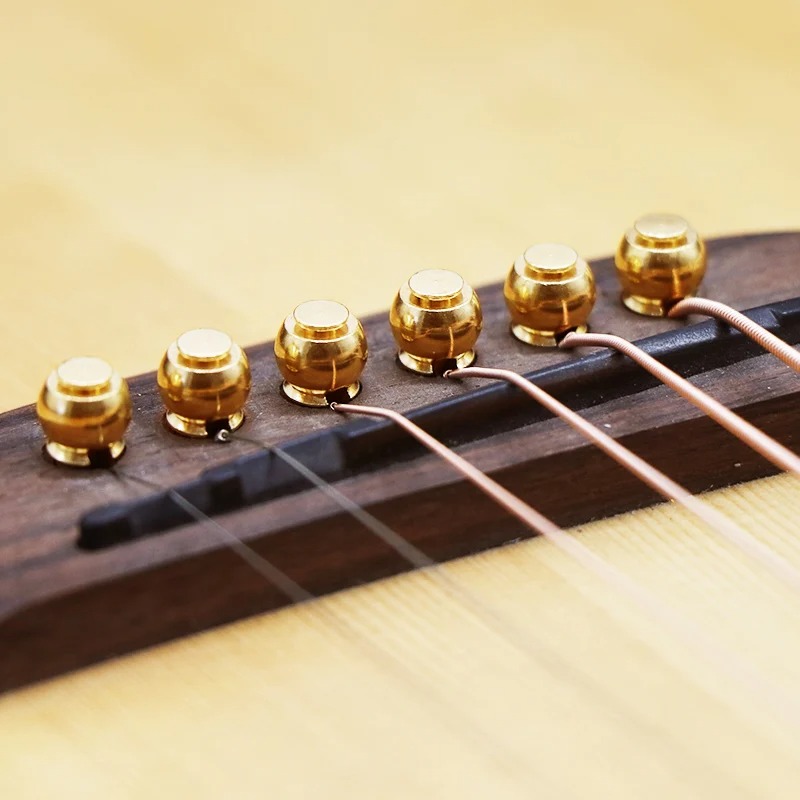 Vue de Face Chevilles de Chevalet en Laiton Massif pour Guitare Acoustique - Set de 6 Pièces Haute Résonance