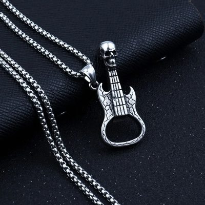 Avant Collier avec Pendentif Guitare Tête de Mort Rock “Skullcaster”
