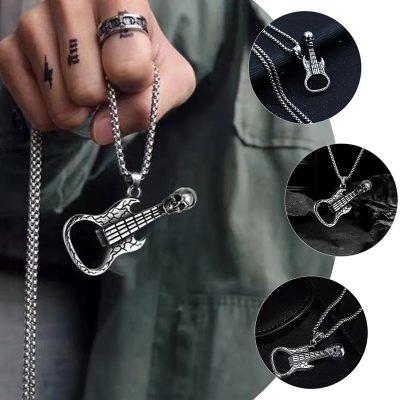 Details Collier avec Pendentif Guitare Tête de Mort Rock “Skullcaster”