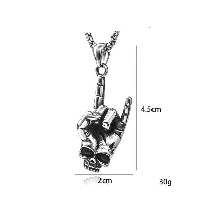 Dimensions Collier avec Pendentif Tête de Mort Main Rock “Devil Horns”