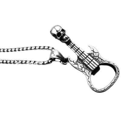 Vue de Face Collier avec Pendentif Guitare Tête de Mort Rock “Skullcaster”