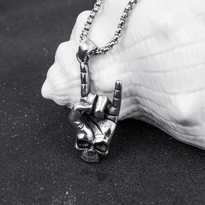 Vue de Face Collier avec Pendentif Tête de Mort Main Rock “Devil Horns”