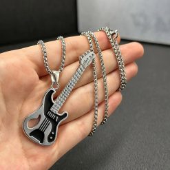Avant Collier avec Pendentif Guitare Rock Noir Métal “Cutaway Spirit”