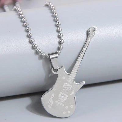 Collier avec Pendentif Guitare Gravée Rock “Melody Blade” - Couleur Argent