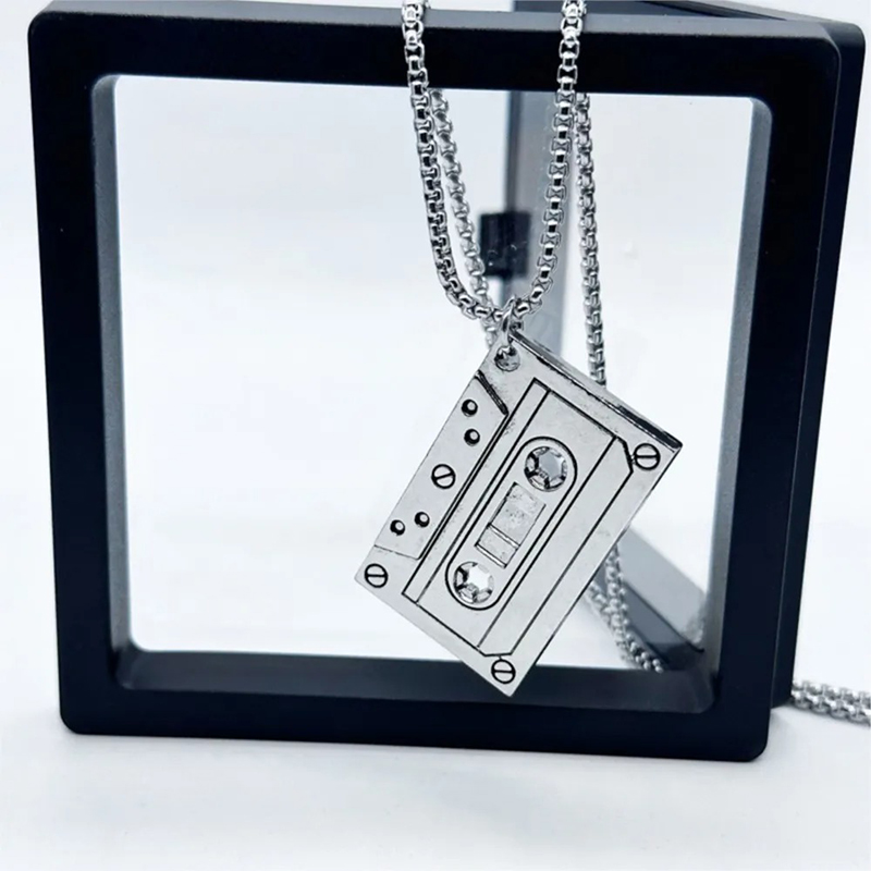 Vue de Face Collier Musique Cassette Retro Mixtape Vintage