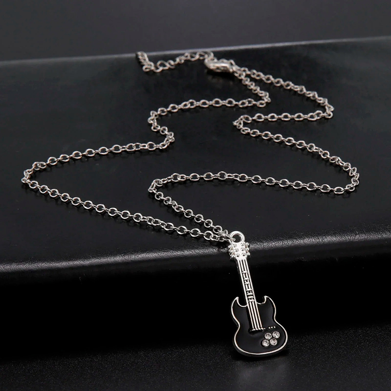 Vue de Face Collier avec Pendentif Guitar Rock Noir & Cristal “Mini SG”