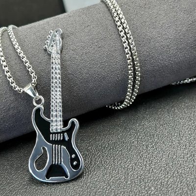 Vue de Face Collier avec Pendentif Guitare Rock Noir Métal “Cutaway Spirit”