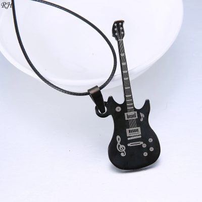 Détaiils Collier avec Pendentif Guitare Vintage Métal “Old School Rock”