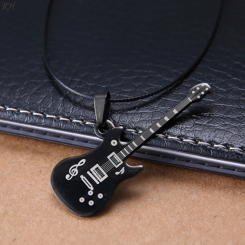 Magniffique Collier avec Pendentif Guitare Vintage Métal “Old School Rock”