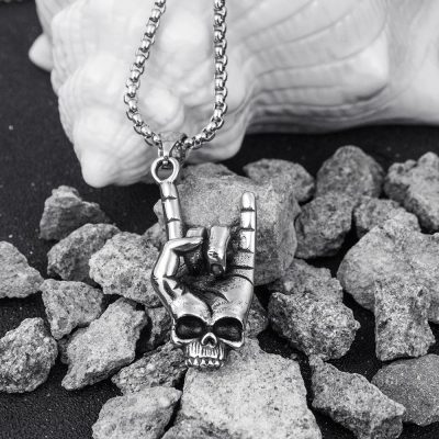 Magnifiquqe Collier avec Pendentif Tête de Mort Main Rock “Devil Horns”