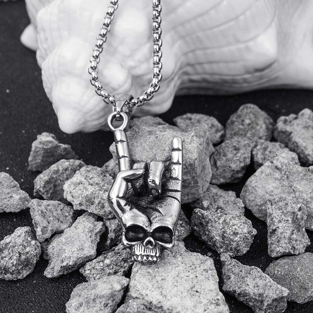 Magnifiquqe Collier avec Pendentif Tête de Mort Main Rock “Devil Horns”