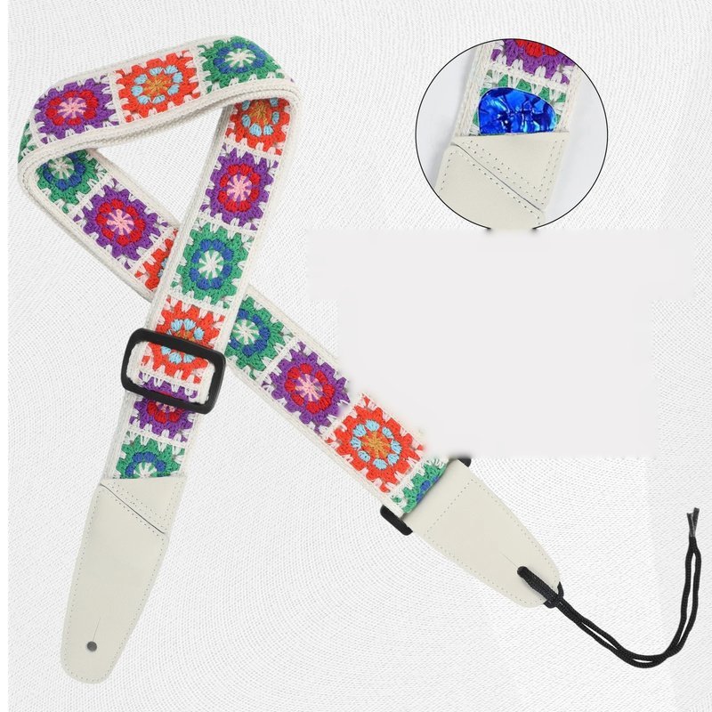 Sangle guitare Crochet Flower Modèle 4 Mosaïque, carrés violets, verts et rouges au crochet sur fond crème