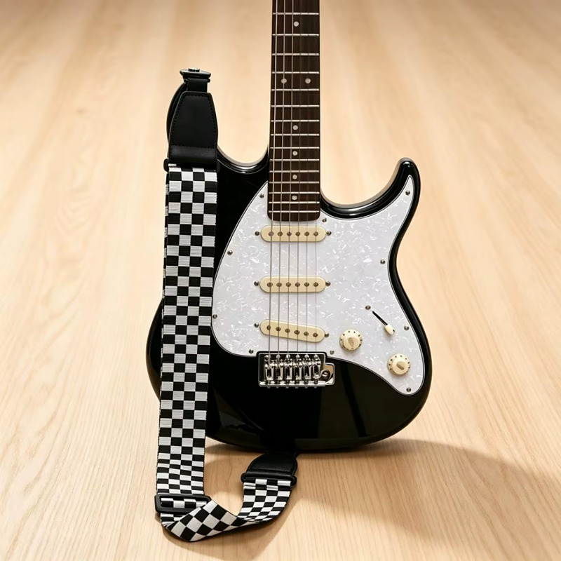 Sangle guitare damier noir et blanc Damier Rock fixée sur une guitare électrique noire