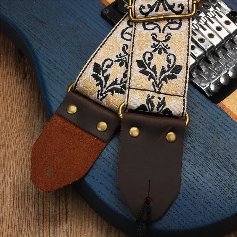 Embouts en cuir brun rivetés de la sangle guitare Arabesques Impériales