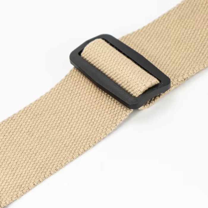Boucle de réglage noire sur la toile beige de la sangle guitare Heritage