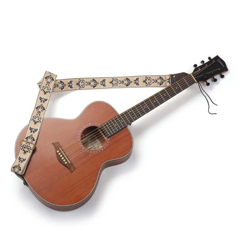 Sangle guitare jacquard Arabesques Impériales attachée à la tête d'une guitare acoustique avec son lacet