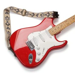 Sangle guitare jacquard Arabesques Impériales montée sur une guitare électrique rouge
