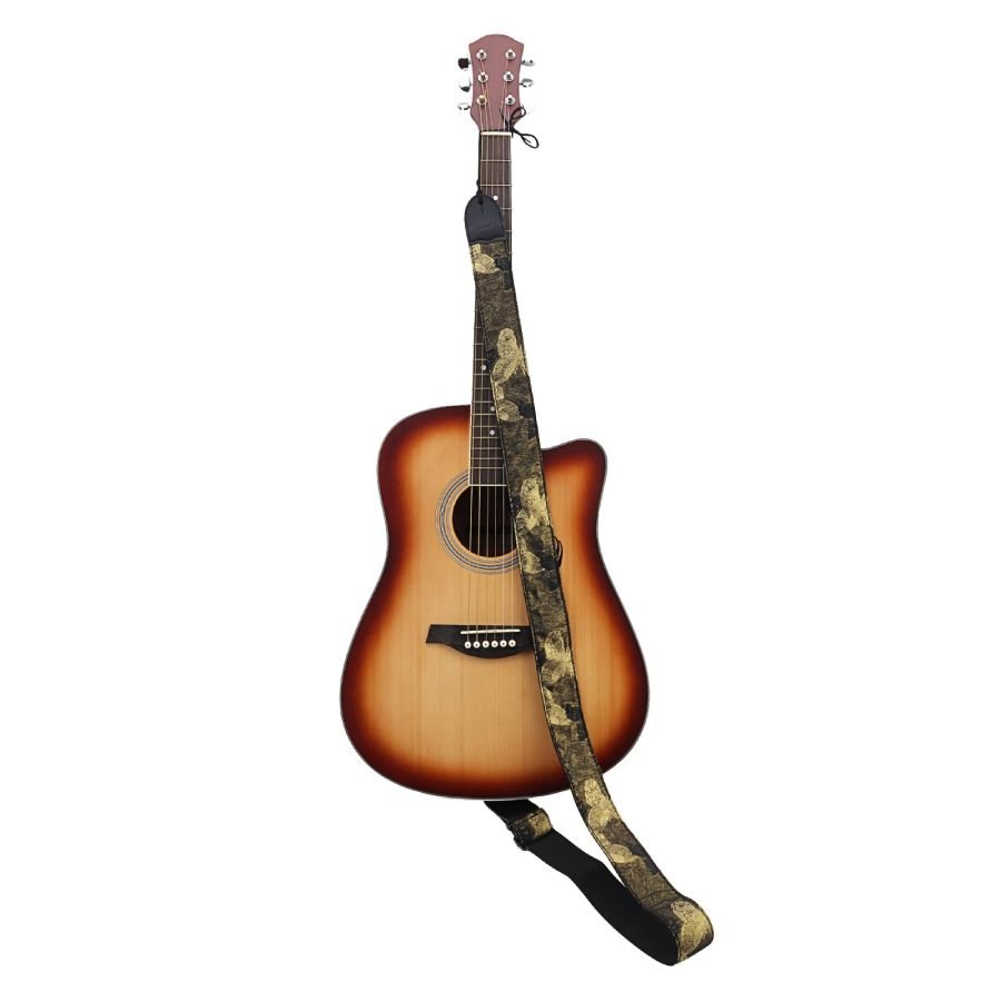 Sangle guitare Papillon d'Or fixée à la tête d'une guitare acoustique grâce au lacet