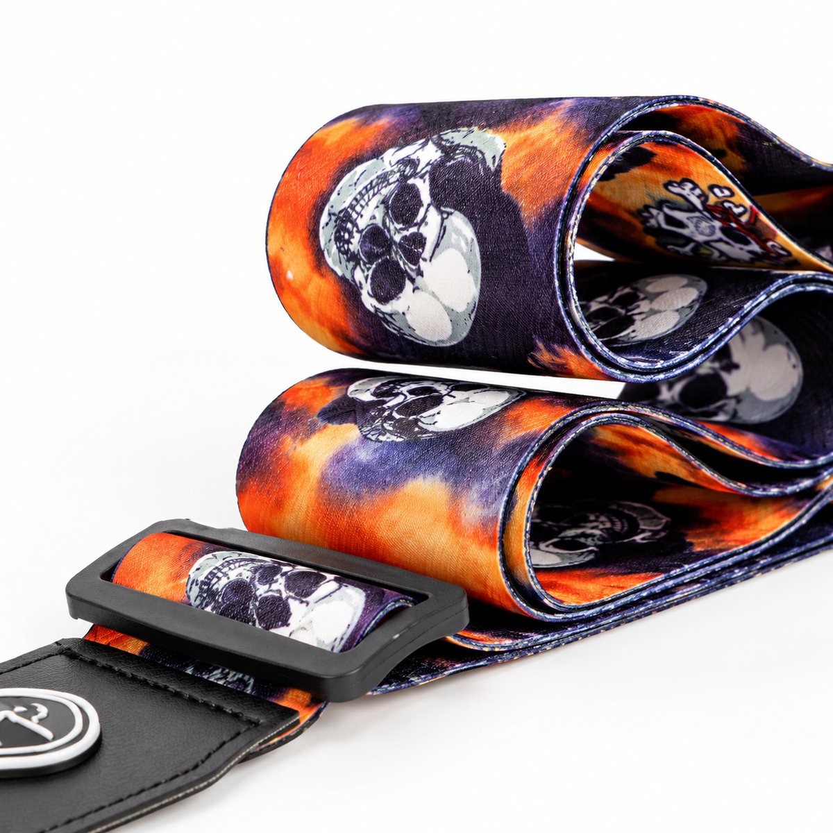 Gros plan du motif crânes blancs sur ciel orange et violet imprimé sur la sangle guitare Skull Inferno