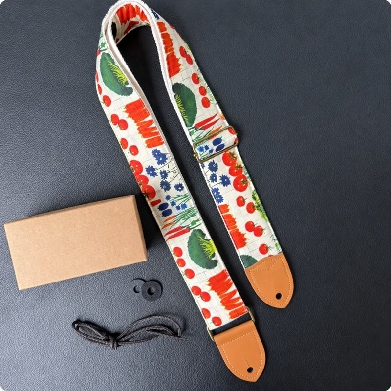 Sangle guitare en coton imprimé légumes Jardin du Potager avec embouts en cuir camel et lacet