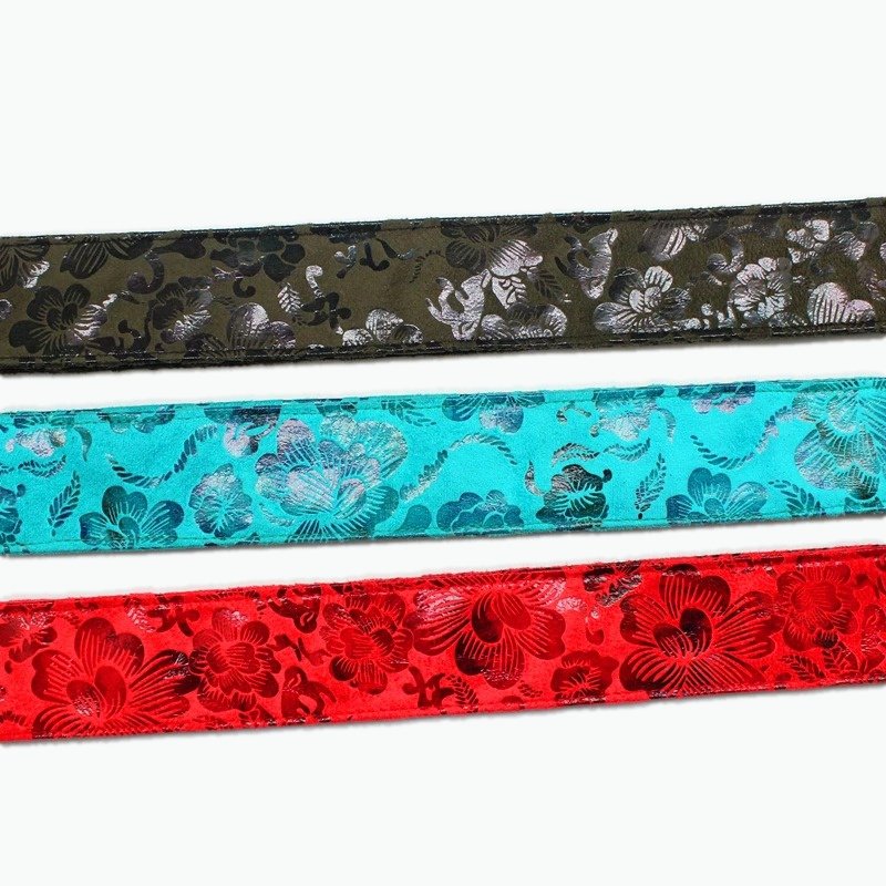 Trois bandes de la sangle guitare Wild Flowers côte à côte : kaki, turquoise et rouge à fleurs estampées brillantes