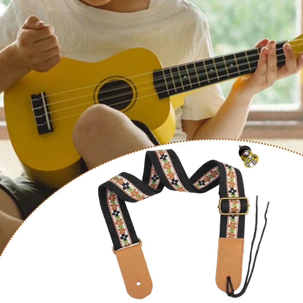 Sangle ukulélé Folk Blossom noire à motif floral vintage, avec bouton de sangle et lacet, devant un ukulélé jaune