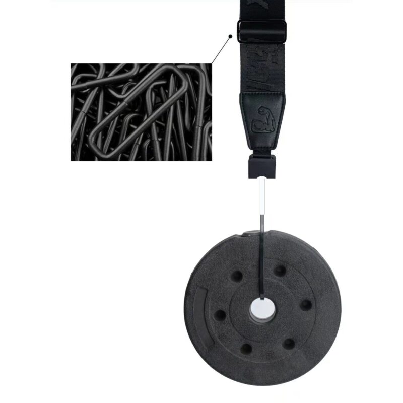 Sangle Power Grip noire supportant un disque de fonte grâce à sa boucle de connexion en métal annoncée pour plus de 50 kg